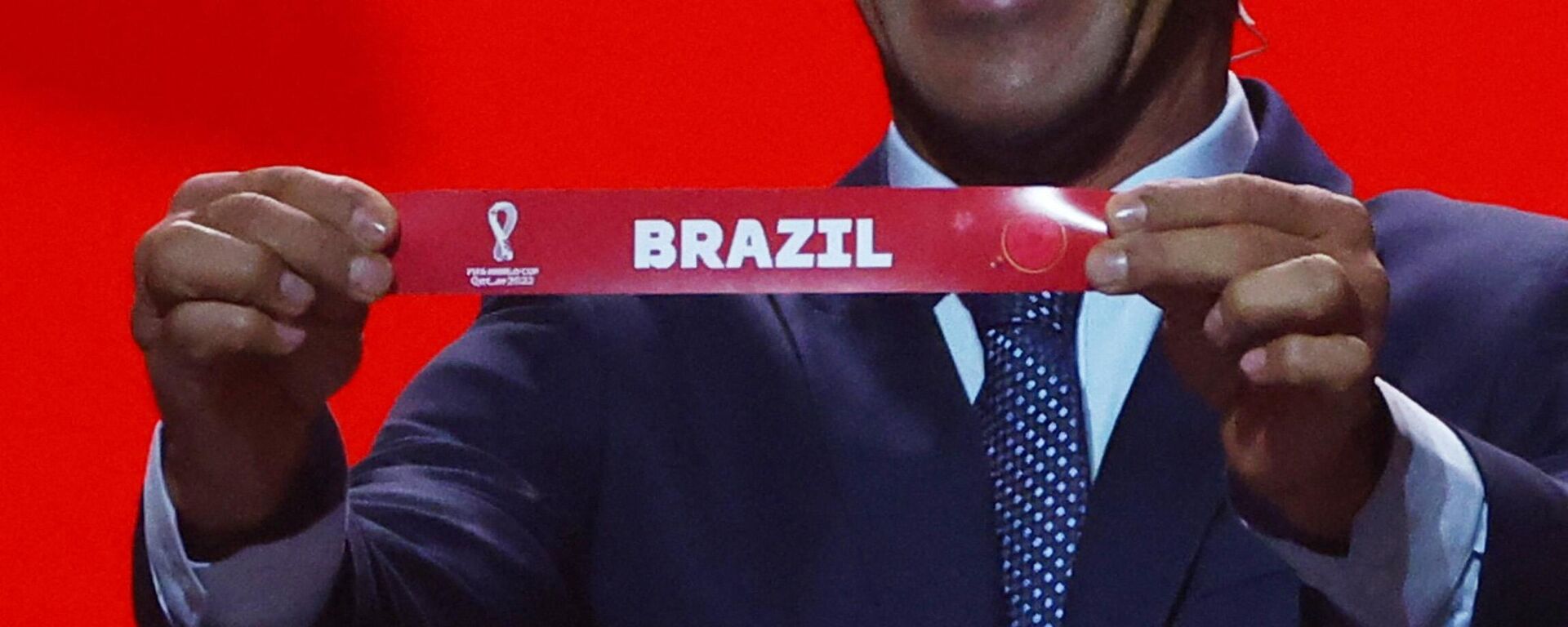 O ex-jogador brasileiro Cafu exibe o nome do Brasil durante o sorteio da Copa do Mundo de 2022 em Doha, no Catar, em 1º de abril de 2022. - Sputnik Brasil, 1920, 01.04.2022