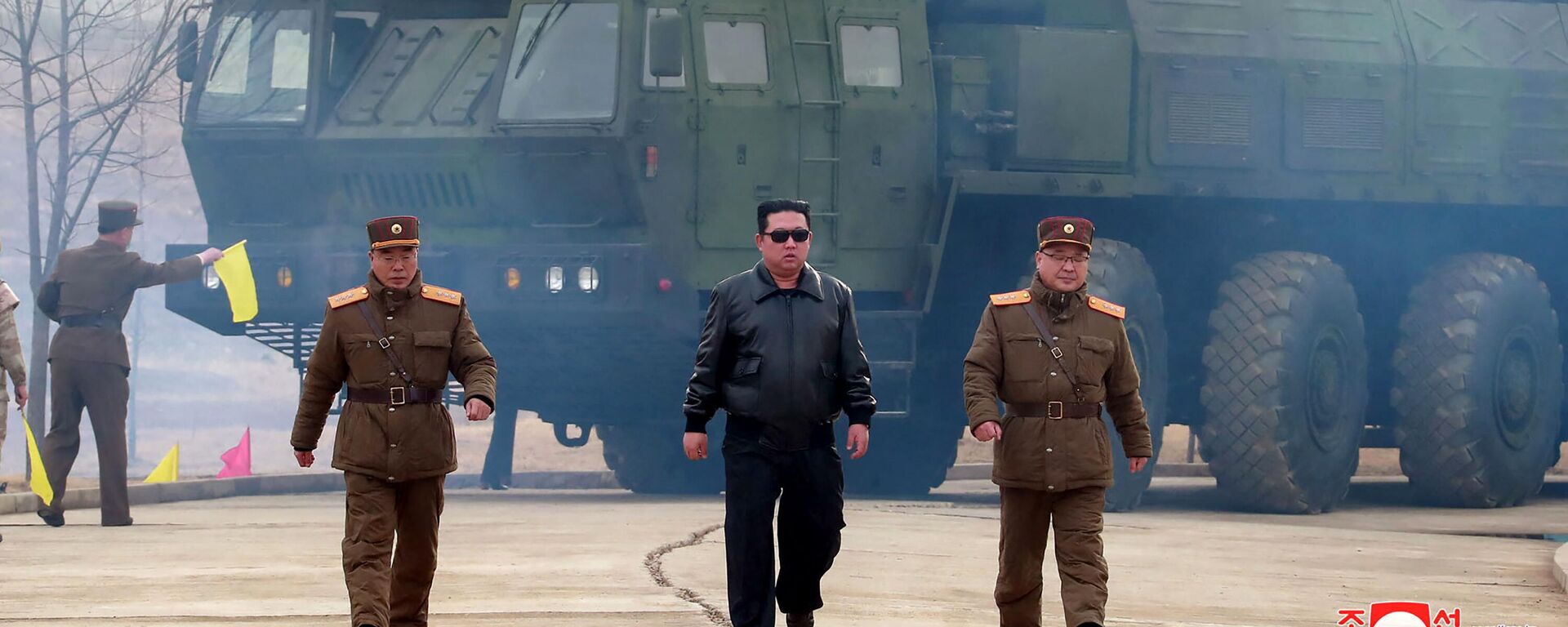 O líder norte-coreano Kim Jong-un caminha perto de um míssil balístico intercontinental - Sputnik Brasil, 1920, 30.04.2022