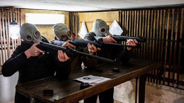 Civis, que se voluntariaram para se juntar às Forças de Defesa Territoriais, miram durante treinamento de armas na Ucrânia, 29 de março de 2022 - Sputnik Brasil