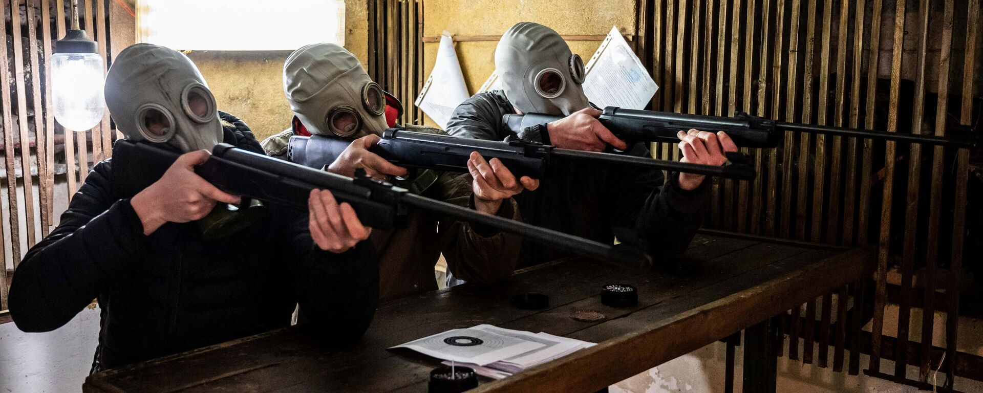 Civis, que se voluntariaram para se juntar às Forças de Defesa Territoriais, miram durante treinamento de armas na Ucrânia, 29 de março de 2022 - Sputnik Brasil, 1920, 01.04.2022