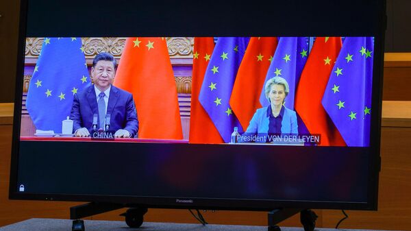 O presidente chinês, Xi Jinping, e a presidente da Comissão Europeia, Ursula von der Leyen, conversam por videoconferência durante uma cúpula UE–China, realizada no prédio do Conselho Europeu, em Bruxelas, Bélgica, em 1º de abril de 2022. - Sputnik Brasil