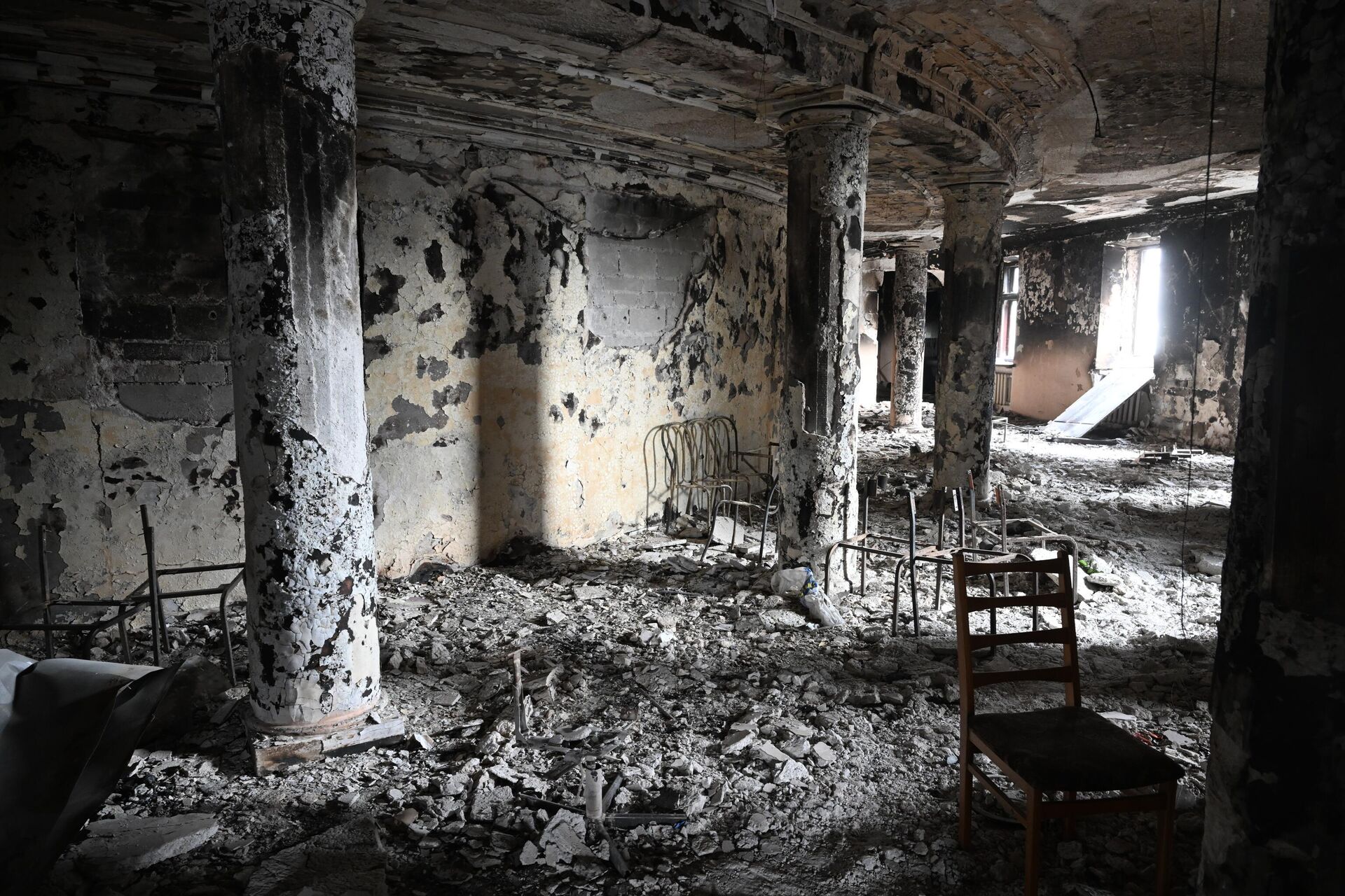 Interior do prédio do Teatro de Drama de Mariupol, explodido após retirada de militantes do Batalhão Azov de Mariupol - Sputnik Brasil, 1920, 02.04.2022