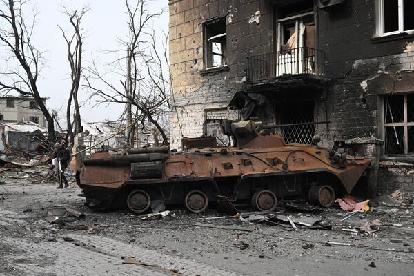 Blindado de transporte de pessoal BTR-82 destruído junto de prédio residencial em Mariupol - Sputnik Brasil