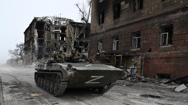 Боевая машина пехоты БМП-1 армии ДНР у разрушенного жилого дома в Мариуполе - Sputnik Brasil