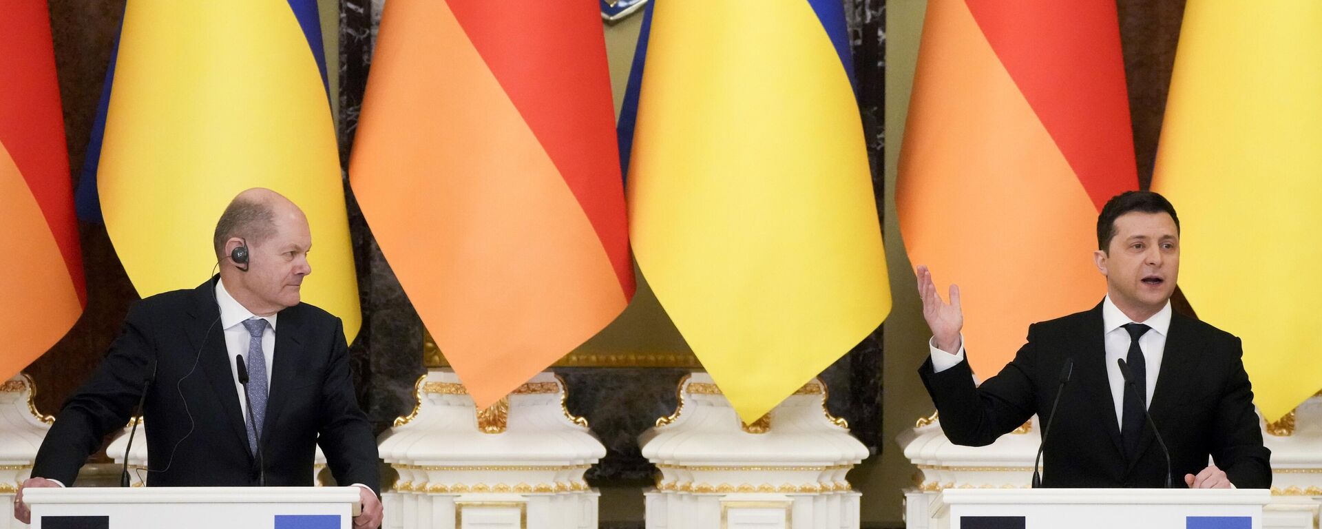 Chanceler alemão, Olaf Scholz, e o presidente da Ucrânia, Vladimir Zelensky, durante coletiva de imprensa em Kiev, 14 de fevereiro de 2022 - Sputnik Brasil, 1920, 14.06.2022