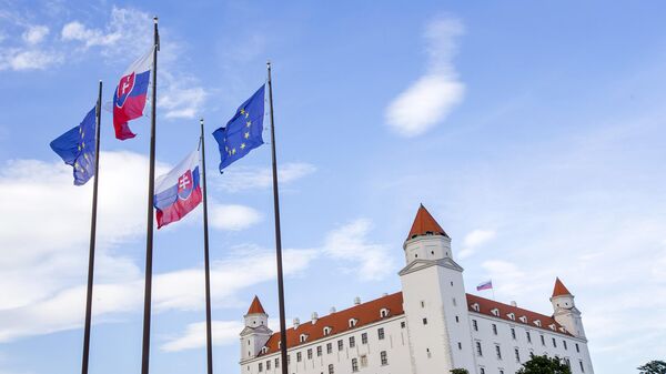 Bandeiras da Eslováquia e da União Europeia perto do castelo de Bratislava, Eslováquia - Sputnik Brasil