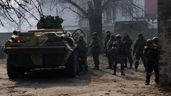 Militares da República Popular de Donetsk junto de blindado de transporte pessoal BTR-82 durante combates em Mariupol - Sputnik Brasil