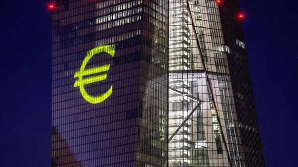 Edifício do Banco Central Europeu com projeção do símbolo do euro, em Frankfurt, na Alemanha, em 30 de dezembro de 2021 - Sputnik Brasil