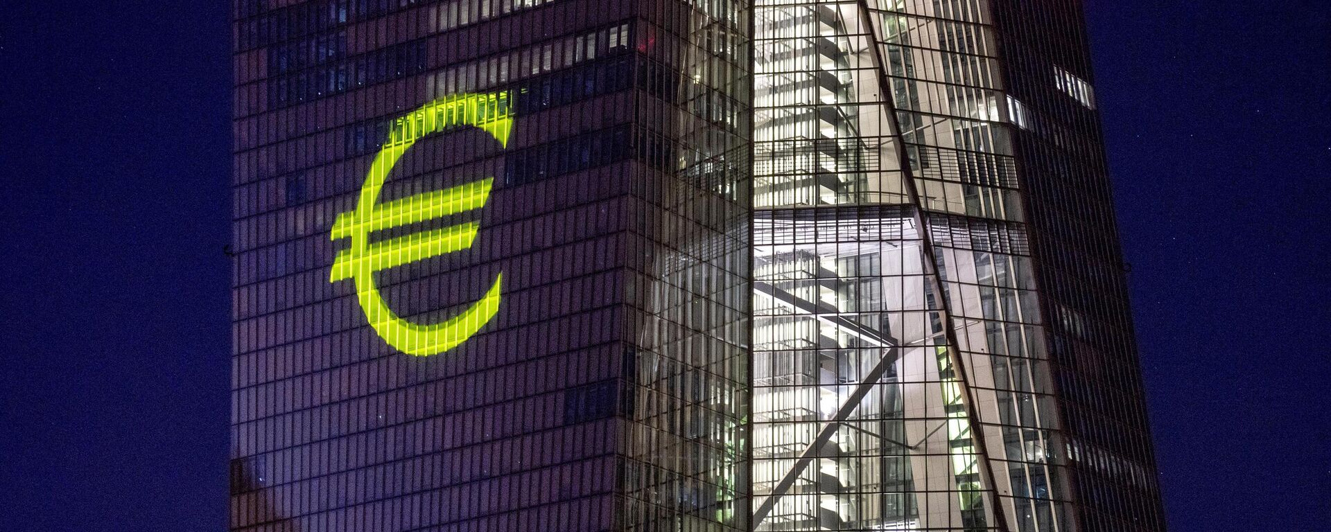 Edifício do Banco Central Europeu com projeção do símbolo do euro, em Frankfurt, na Alemanha, em 30 de dezembro de 2021 - Sputnik Brasil, 1920, 20.02.2023