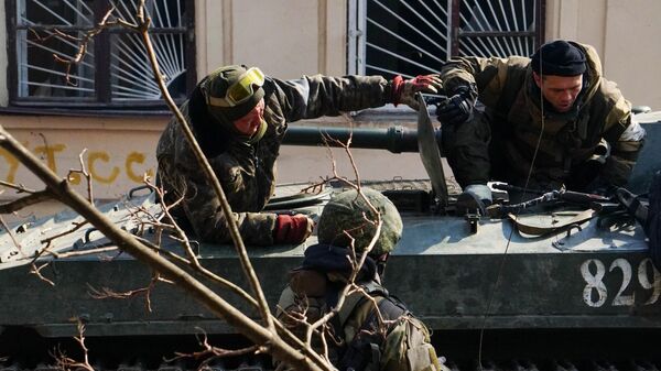 Militares da República Popular de Donetsk em carro de combate da infantaria BMP-1 durante combates em Mariupol - Sputnik Brasil