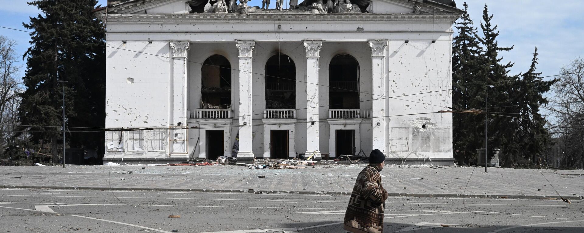 Prédio destruído do Teatro Dramático Regional Acadêmico de Donetsk em Mariupol - Sputnik Brasil, 1920, 23.08.2022