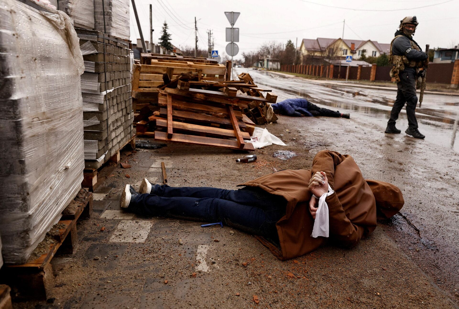 Imagem mostra corpos nas ruas de Bucha, na Ucrânia, alguns com as mãos amarradas por pano branco, em 3 de abril de 2022 - Sputnik Brasil, 1920, 04.04.2022