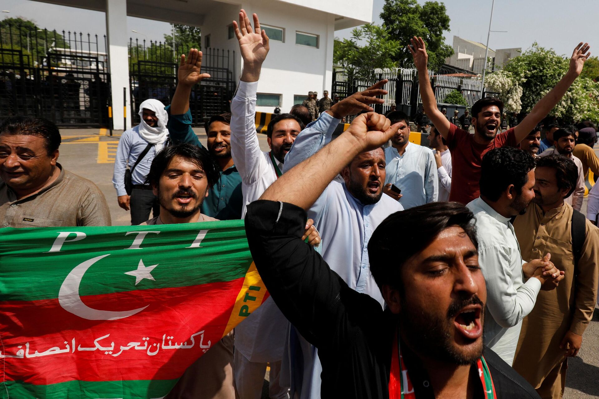 Apoiadores do partido Tehreek-e-Insaf cantam slogans em apoio ao primeiro-ministro Imran Khan, perto do parlamento paquistanês, Islamabad, 3 de abril de 2022 - Sputnik Brasil, 1920, 04.04.2022