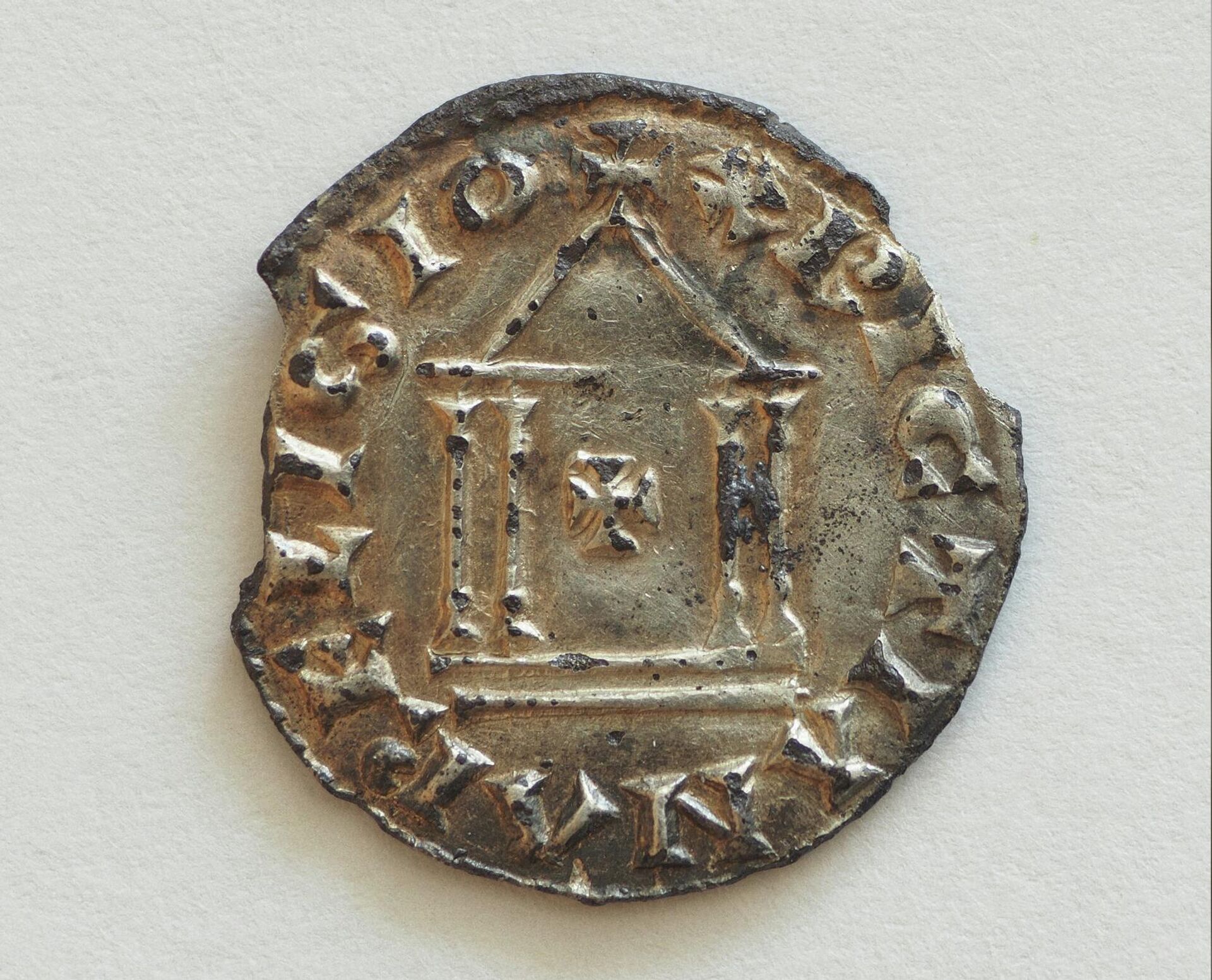 O verso da moeda apresenta uma mistura entre um templo romano e uma igreja - Sputnik Brasil, 1920, 04.04.2022