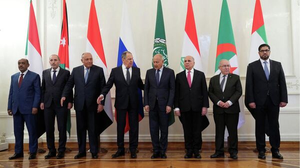 O ministro das Relações Exteriores da Rússia, Sergei Lavrov, recebe o secretário-geral da Liga dos Estados Árabes, Ahmed Aboul Gheit, enquanto posam para uma foto com representantes das nações da Liga Árabe antes de suas negociações em Moscou, Rússia, 4 de abril de 2022 - Sputnik Brasil