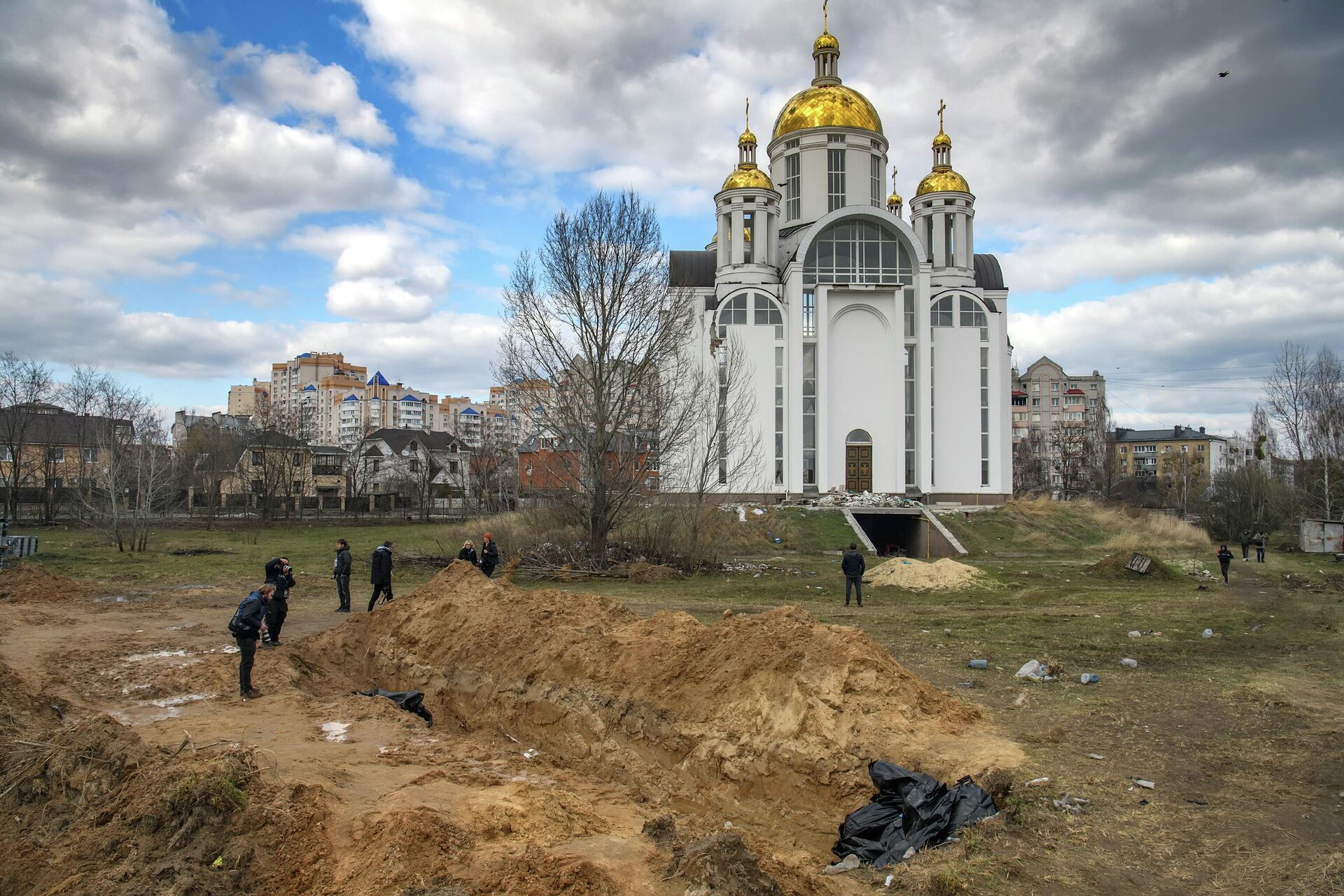 Cova coletiva com corpos de civis na cidade ucraniana de Bucha, 4 de abril de 2022 - Sputnik Brasil, 1920, 05.04.2022