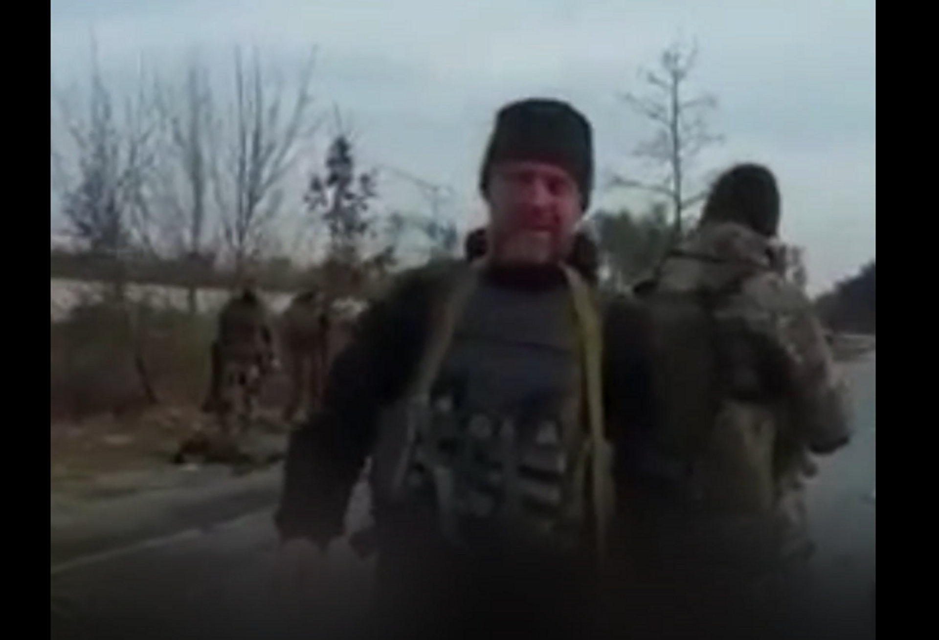 Captura de tela de vídeo em que soldados ucranianos torturam militares russos prisioneiros - Sputnik Brasil, 1920, 05.04.2022