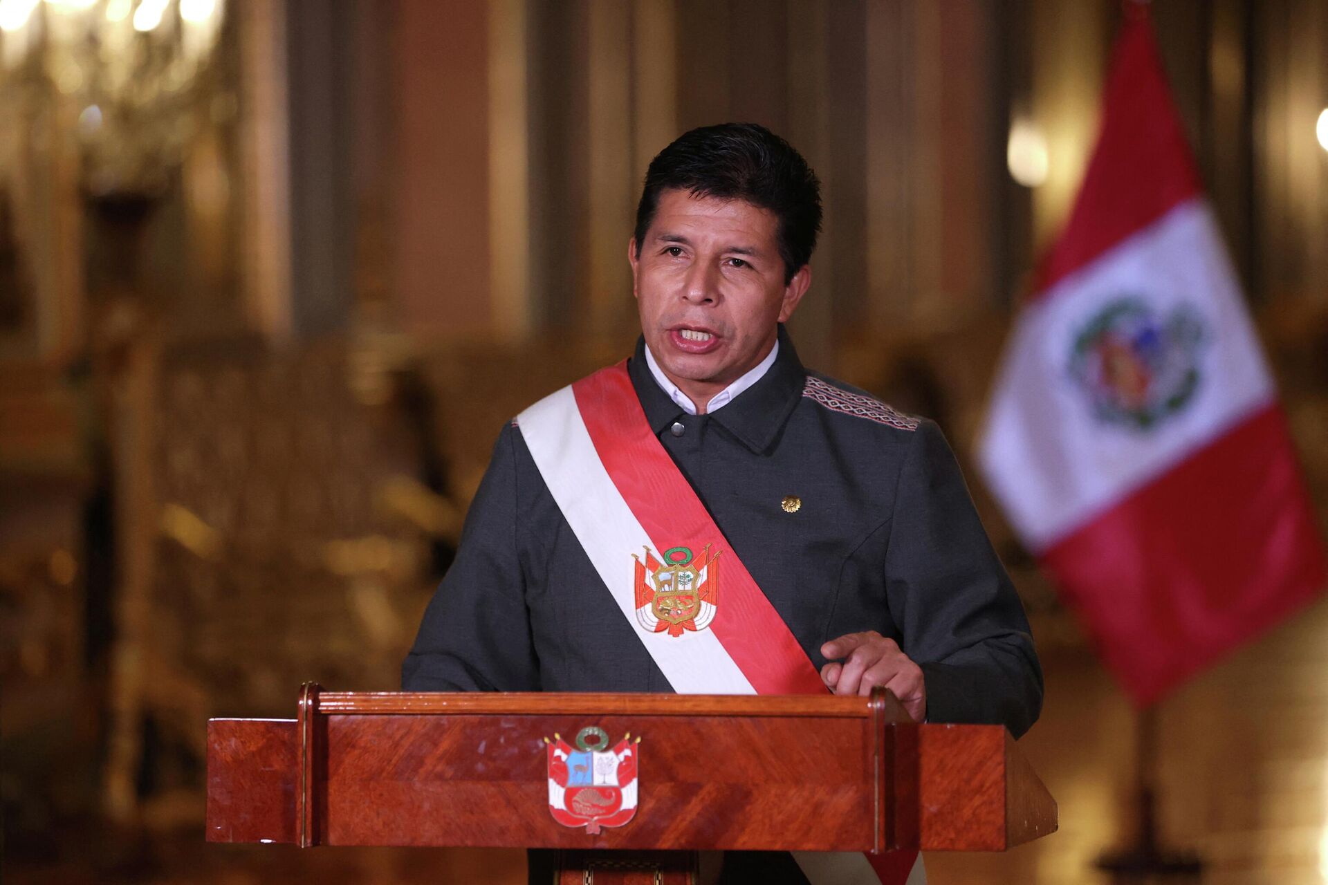 O presidente do Peru, Pedro Castillo, se dirige à nação ao impor um toque de recolher na capital Lima, em 4 de abril de 2022, na tentativa de conter protestos contra o aumento dos custos de combustível no Peru - Sputnik Brasil, 1920, 05.04.2022