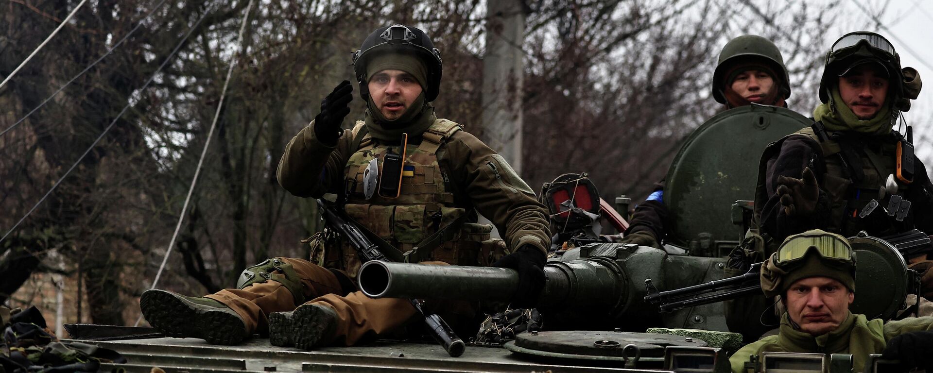 Soldados ucranianos em um tanque durante a operação da Rússia na Ucrânia em Bucha, na região de Kiev, Ucrânia 2 de abril de 2022 - Sputnik Brasil, 1920, 05.04.2022