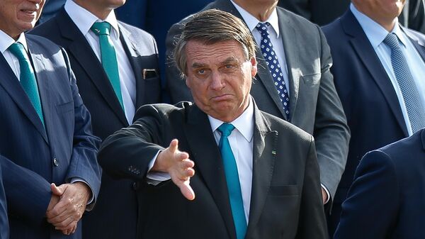 Em Brasília, o presidente brasileiro, Jair Bolsonaro, participa de cerimônia de hasteamento da bandeira no Palácio da Alvorada, em 17 de março de 2022. - Sputnik Brasil