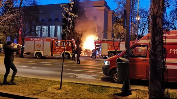 Carro colide contra embaixada russa na Romênia - Sputnik Brasil