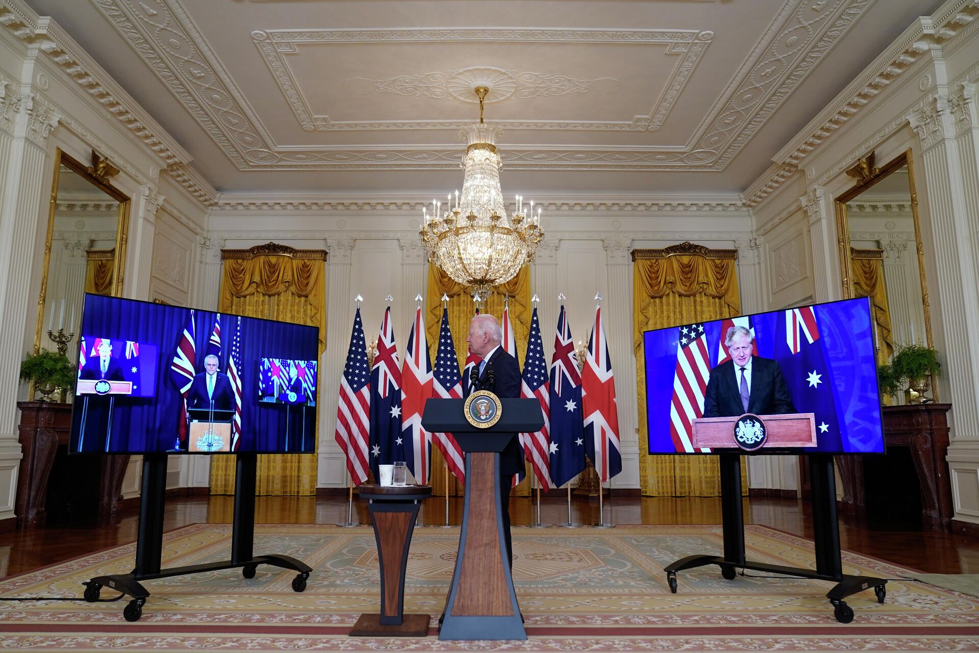 Primeiro-ministro australiano, Scott Morrison, o premiê britânico, Boris Johnson, e o presidente americano, Joe Biden, discutem iniciativa AUKUS em videoconferência na Casa Branca, Washington, 15 de setembro de 2021 - Sputnik Brasil, 1920, 25.04.2022