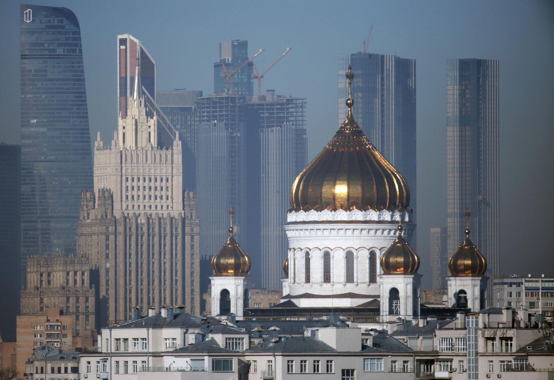Panorama do Ministério das Relações Exteriores russo (à esquerda) e da Catedral de Cristo Salvador (à direita) em Moscou, Rússia, foto publicada em 24 de março de 2022 - Sputnik Brasil, 1920, 25.04.2022