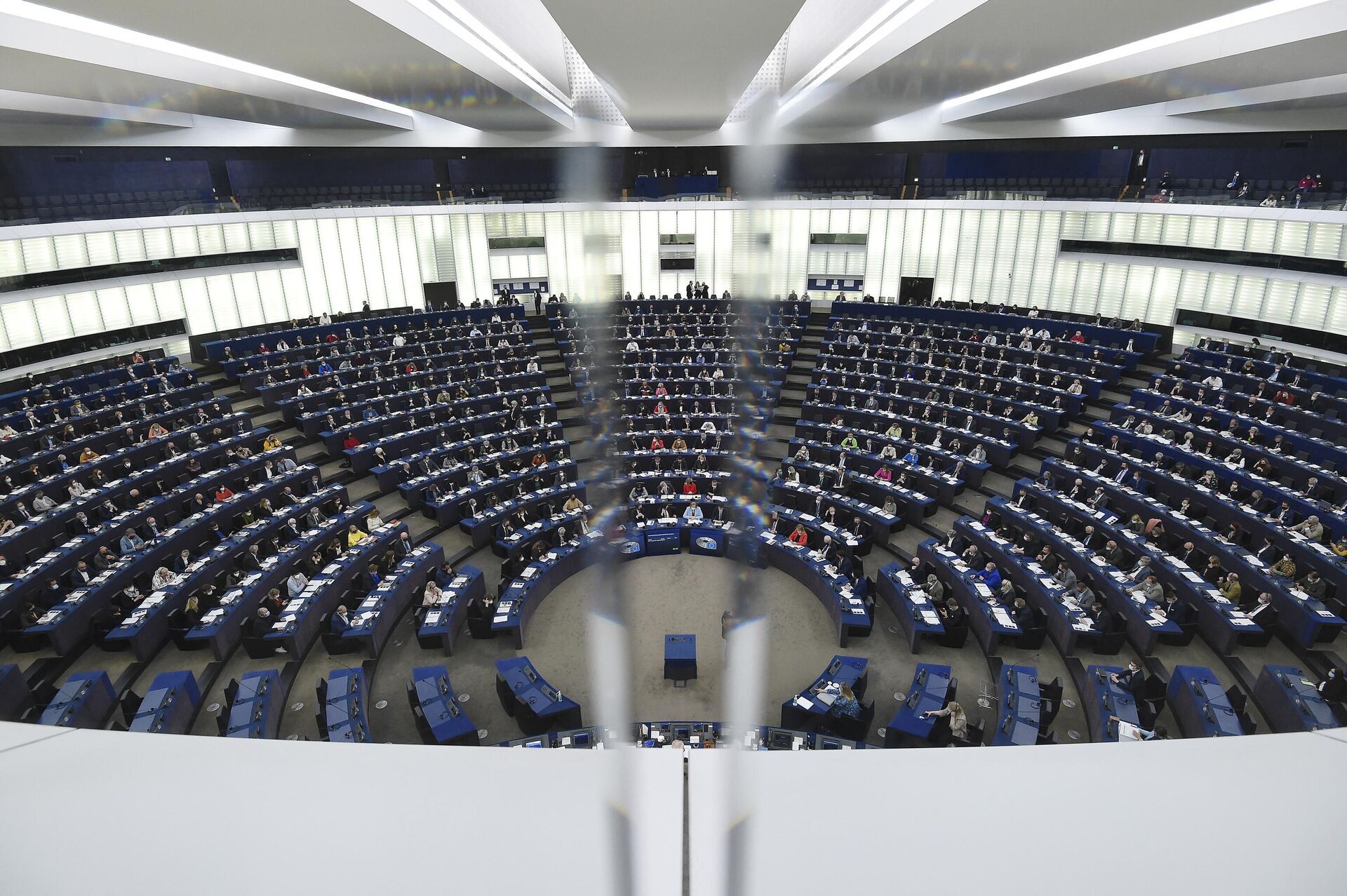 Membros do Parlamento Europeu participam de sessão de votação durante sessão plenária na França - Sputnik Brasil, 1920, 07.04.2022