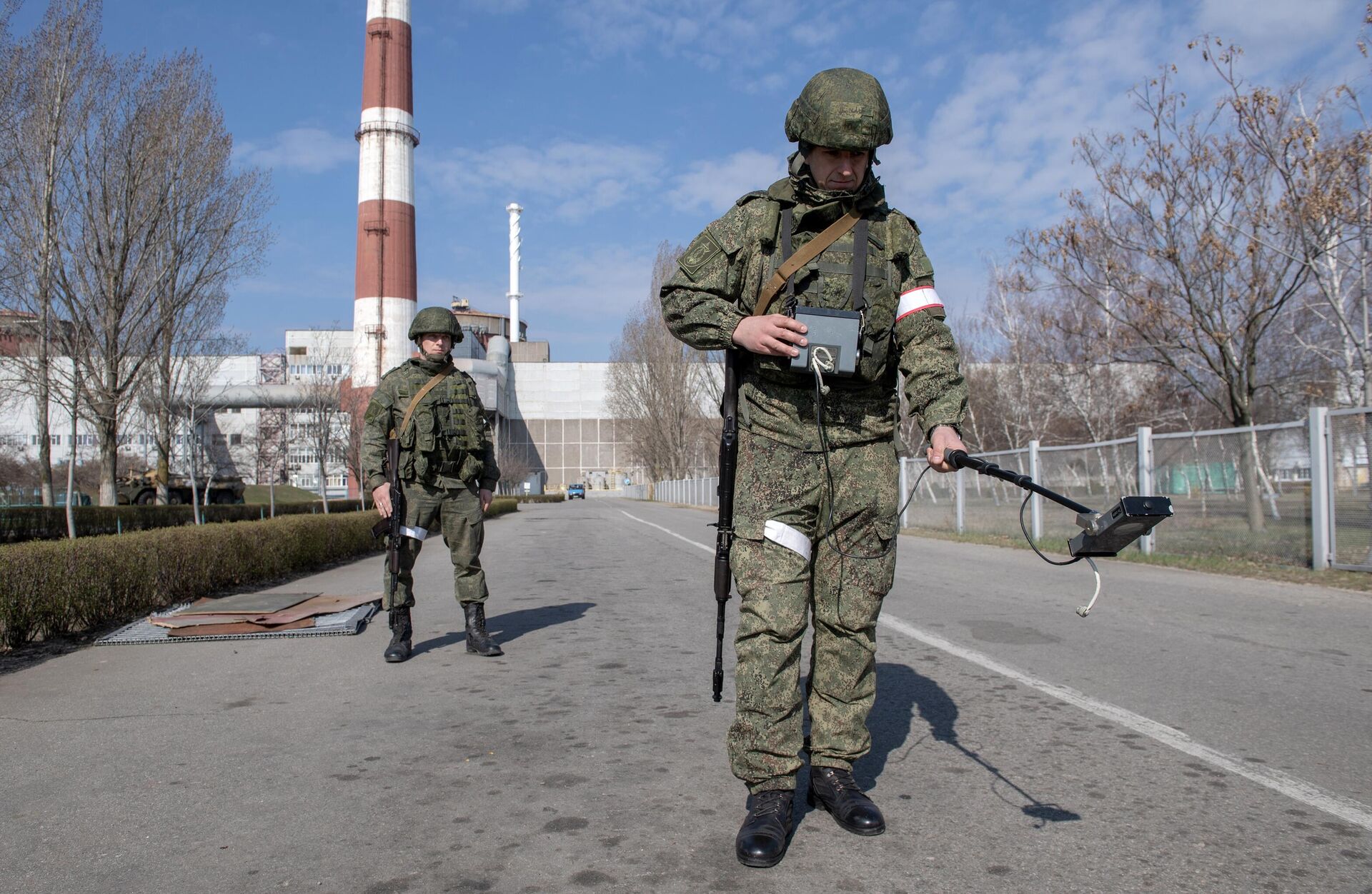 Militares da Rússia verificam radiação na central nuclear de Zaporozhie, foto publicada em 5 de abril de 2022 - Sputnik Brasil, 1920, 23.07.2022
