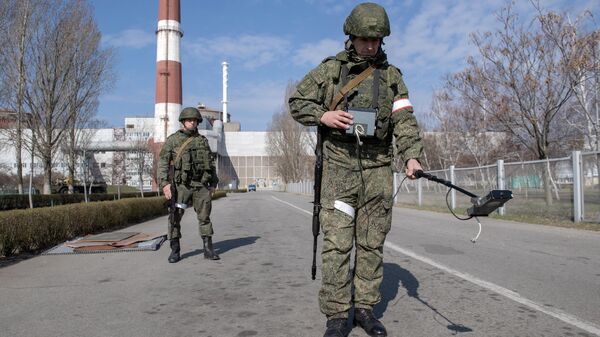 Militares da Rússia verificam radiação na central nuclear de Zaporozhie, foto publicada em 5 de abril de 2022 - Sputnik Brasil