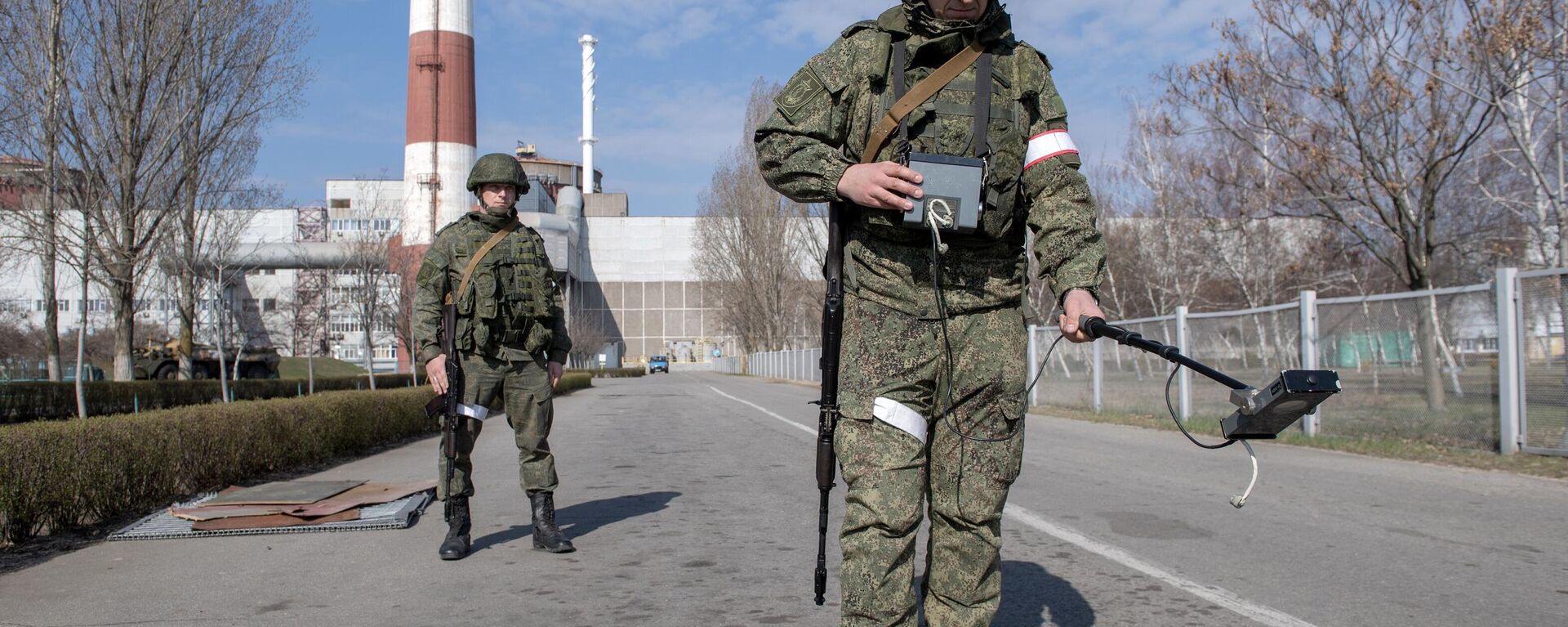 Militares da Rússia verificam radiação na central nuclear de Zaporozhie, foto publicada em 5 de abril de 2022 - Sputnik Brasil, 1920, 29.05.2022