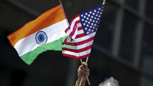 Homem segura bandeiras da Índia e dos EUA durante parada em Nova York, EUA, 16 de agosto de 2015 - Sputnik Brasil