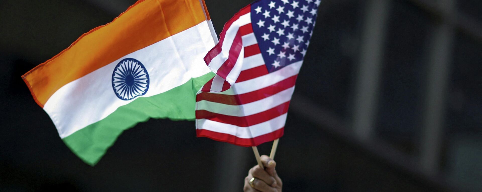 Homem segura bandeiras da Índia e dos EUA durante parada em Nova York, EUA, 16 de agosto de 2015 - Sputnik Brasil, 1920, 07.04.2022