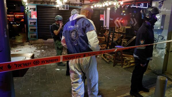Polícia e especialistas forenses chegam ao local de um ataque a tiros na rua Dizengoff, no centro da cidade de Tel Aviv, em Israel, em 7 de abril de 2022. - Sputnik Brasil