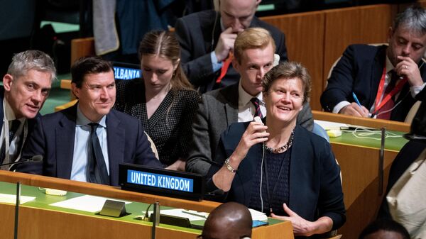 Barbara Woodward, representante permanente do Reino Unido nas Nações Unidas, sorri na mesa de sua delegação após cumprimentar Nicolas de Rivière, representante francês, durante reunião da Assembleia Geral das Nações Unidas (AGNU), em 7 de abril de 2022, na sede da Organização das Nações Unidas (ONU). - Sputnik Brasil