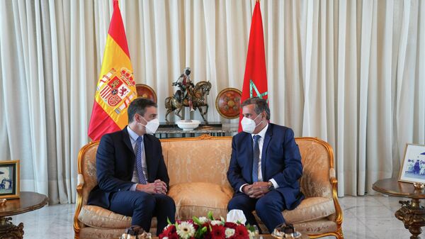 Em Rabat, no Marrocos, o premiê espanhol, Pedro Sánchez (à esquerda), participa de encontro oficial com seu equivalente marroquino, Aziz Akhannouch, em 7 de abril de 2022. - Sputnik Brasil