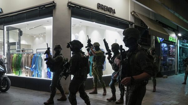 Em Tel Aviv, em Israel, forças de segurança próximo à cena de um tiroteio no centro da cidade, em 7 de abril de 2022. - Sputnik Brasil