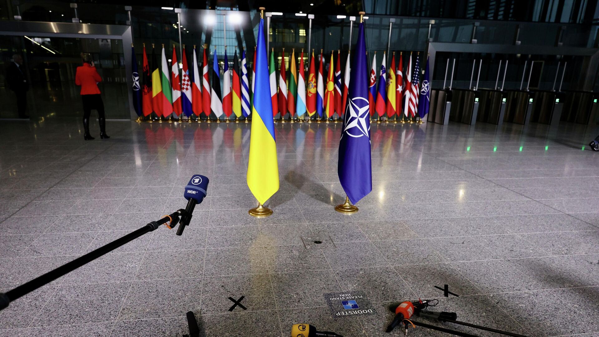 Jornalistas preparam microfones enquanto aguardam a chegada do chanceler ucraniano Dmitry Kuleba e do secretário-geral da ONU Jens Stoltenberg para a reunião dos ministros das Relações Exteriores na sede da aliança em Bruxelas, 7 de abril de 2022 - Sputnik Brasil, 1920, 11.11.2023