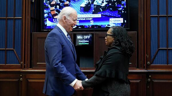 Presidente dos EUA, Joe Biden, e candidata Ketanji Brown Jackson para juíza da Suprema Corte durante votação no Senado, Casa Branca, Washington, 7 de abril de 2022 - Sputnik Brasil