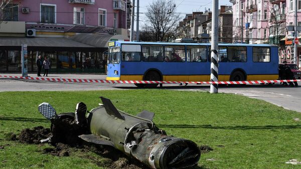 Fragmento de míssil balístico Tochka-U no solo após ataque à estação ferroviária de Kramatorsk, Ucrânia, 8 de abril de 2022 - Sputnik Brasil