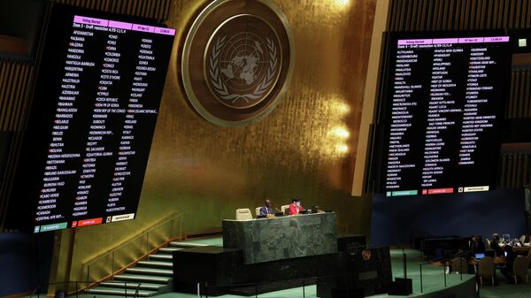 Placares mostram lista de países que votaram a suspensão da Rússia do Conselho de Direitos Humanos das Nações Unidas, na sede da organização, em Nova York, EUA, 7 de abril de 2022. - Sputnik Brasil