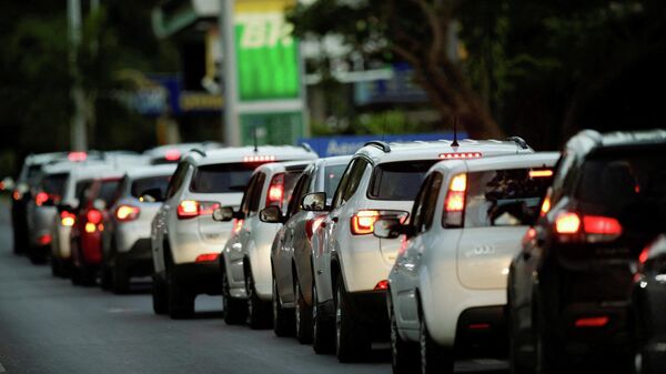 Motoristas fazem fila do lado de fora de um posto de gasolina para abastecer seus carros, em Brasília, no Brasil, em 10 de março de 2022. - Sputnik Brasil