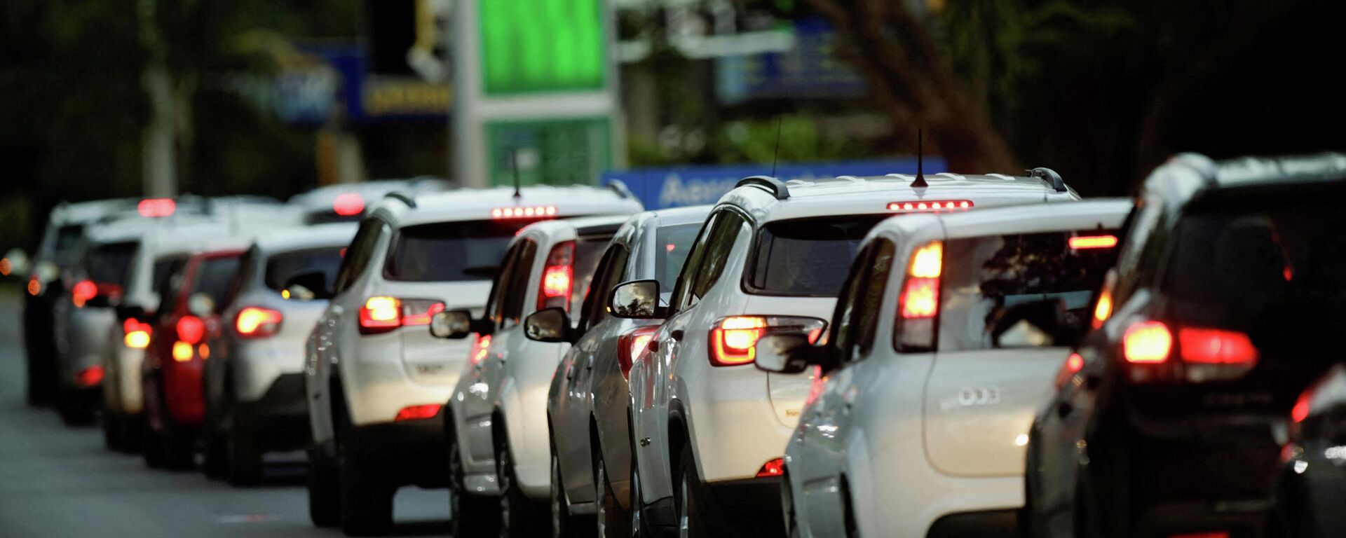Motoristas fazem fila do lado de fora de um posto de gasolina para abastecer seus carros, em Brasília, no Brasil, em 10 de março de 2022. - Sputnik Brasil, 1920, 08.04.2022