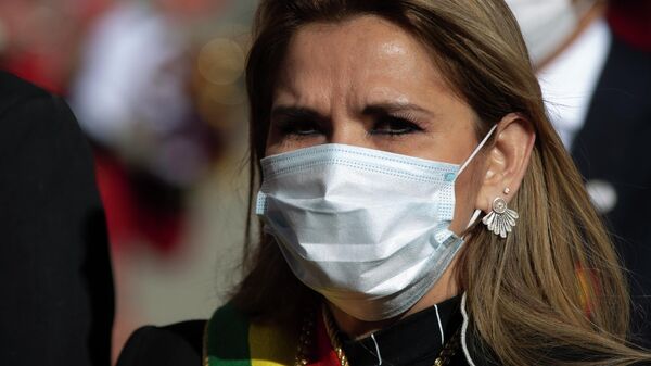 A ex-presidente interina da Bolívia, Jeanine Áñez, usando uma máscara em meio à pandemia de coronavírus, participa de um evento do Dia da Independência em La Paz, Bolívia (foto de arquivo) - Sputnik Brasil