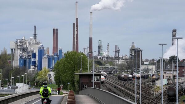 Fábrica química e refinaria de petróleo na cidade de Wesseling, na Alemanha, em 6 de abril de 2022 - Sputnik Brasil