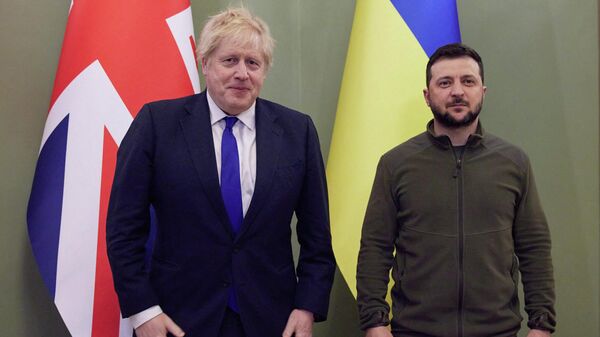  Serviço de Imprensa Presidencial Ucraniano mostra o presidente ucraniano, Vladimir Zelensky, posando com o primeiro-ministro britânico, Boris Johnson, antes de sua reunião em Kiev, em 9 de abril de 2022 - Sputnik Brasil