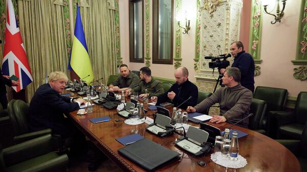 Nesta imagem fornecida pelo Gabinete de Imprensa Presidencial ucraniano, o presidente ucraniano Vladimir Zelensky e o primeiro-ministro britânico Boris Johnson estão sentados antes de sua reunião, em Kiev, Ucrânia, 9 de abril de 2022 - Sputnik Brasil