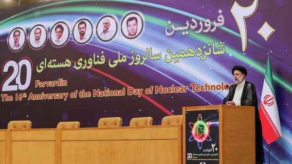 Uma foto fornecida pela presidência iraniana mostra o presidente Ebrahim Raisi falando em um evento durante o 16º Dia Nacional da Tecnologia Nuclear na capital Teerã em 9 de abril de 2022 - Sputnik Brasil