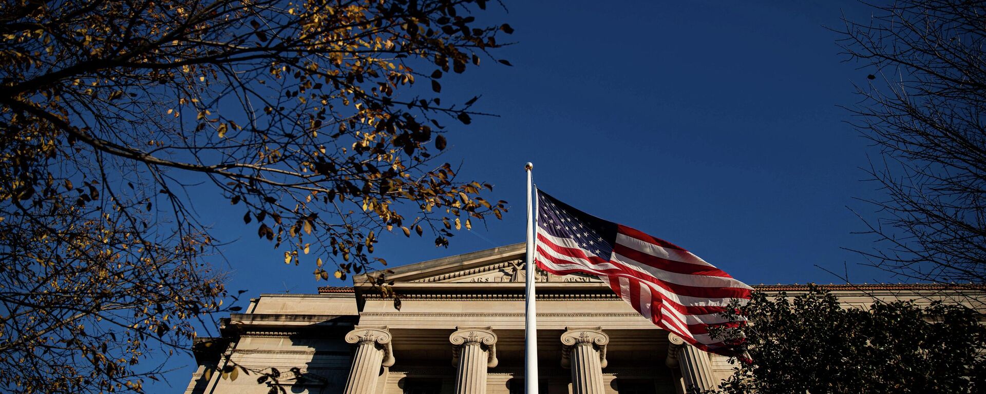 Bandeira americana fora do prédio do Departamento de Justiça em Washington, EUA, 15 de dezembro de 2020 - Sputnik Brasil, 1920, 15.04.2022