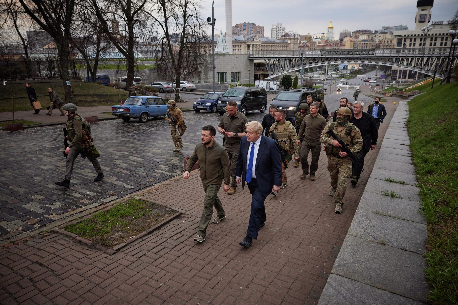 Vladimir Zelensky e Boris Johnson andam pelas ruas centrais de Kiev, Ucrânia, 9 de abril de 2022 - Sputnik Brasil, 1920, 09.04.2022